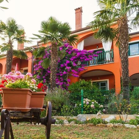 Apartments Mirjana Новиград Екстериор снимка
