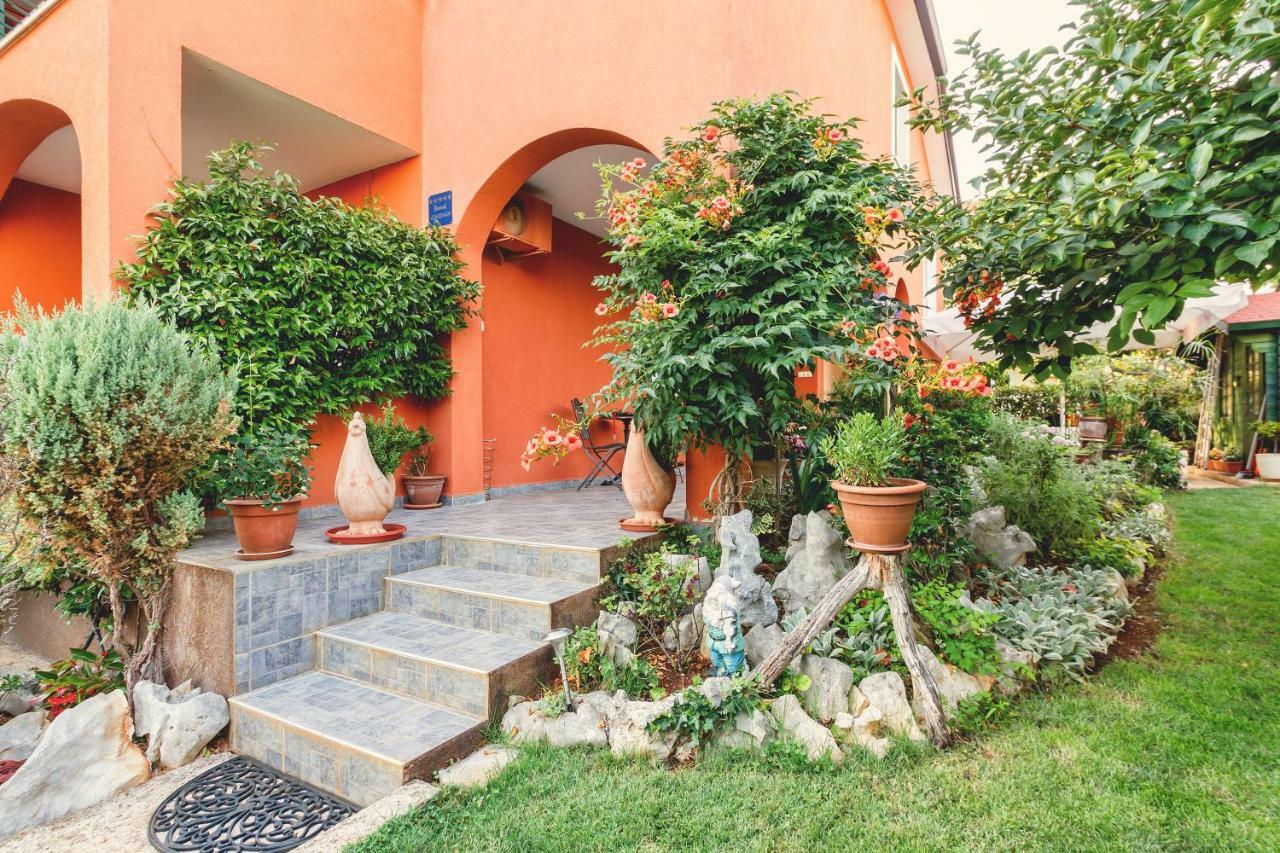 Apartments Mirjana Новиград Екстериор снимка