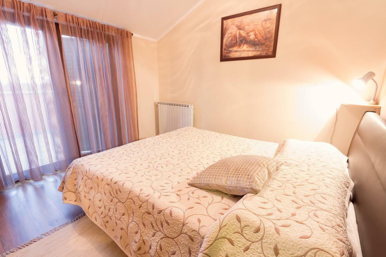 Apartments Mirjana Новиград Екстериор снимка