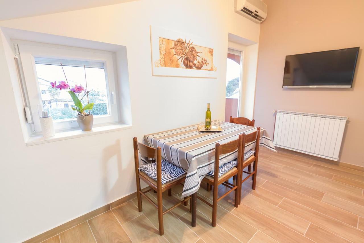 Apartments Mirjana Новиград Екстериор снимка